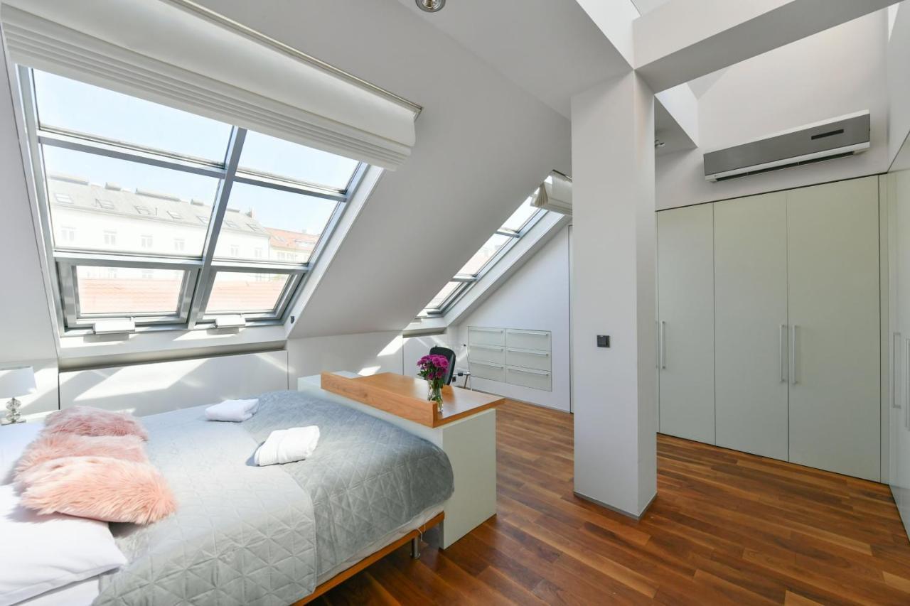 Luxury Central Penthouse With Sauna, Terrace, 250M2, 5Bdrm, 3Bthrm Praga Exterior foto